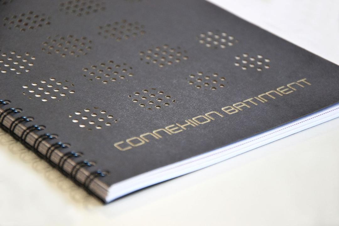 Book de références document de communication en papier gravé et découpé par laser pour connexion batiment