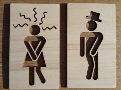 Plaques signalétiques en bois pour les toilettes de restaurant