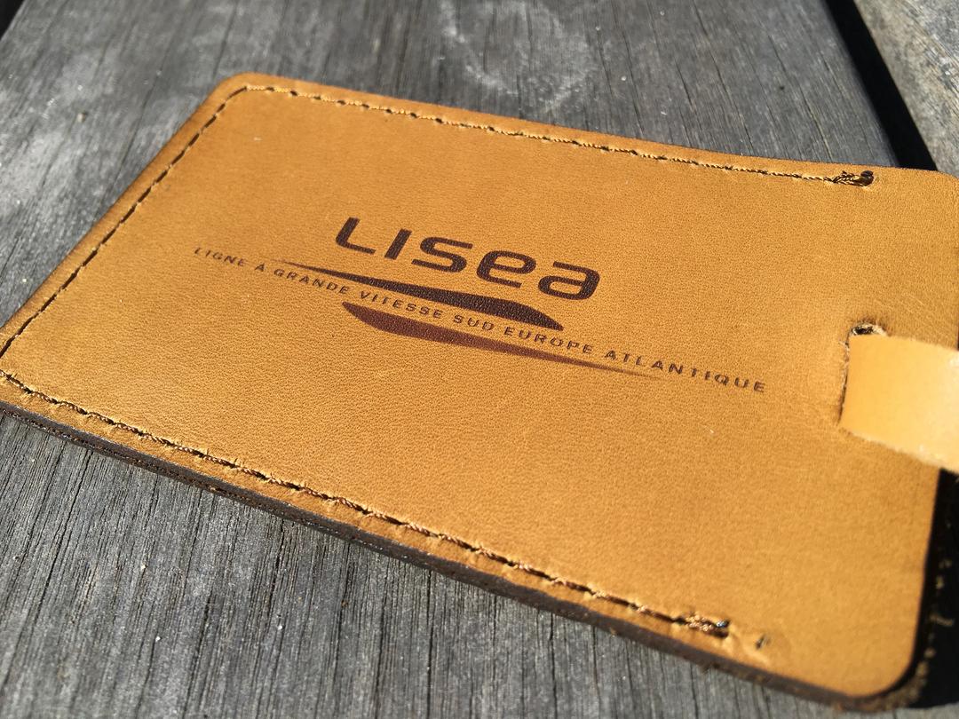 Etiquette bagage en cuir LISEA gravure et découpe laser
