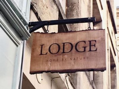 Enseigne en bois massif pour la boutique LODGE