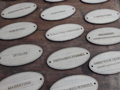 Signalétique de bureaux – plaques de porte pour la Maison Meneau