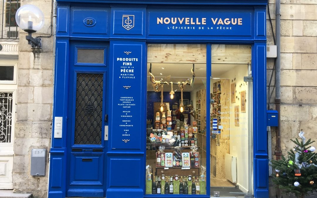 Signalétique pour la devanture de la boutique Nouvelle Vague