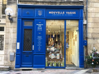 Signalétique pour la devanture de la boutique Nouvelle Vague