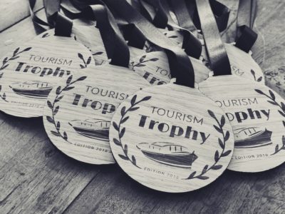 Médailles et trophées personnalisés pour le Tourism Trophy, organisé par l’agence 3B Voyages