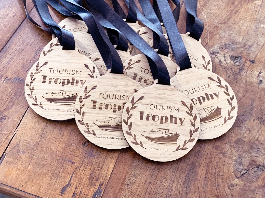 Médailles en chêne gravées par laser pour 3B voyages dans le cadre du Tourim Trophy en 2019