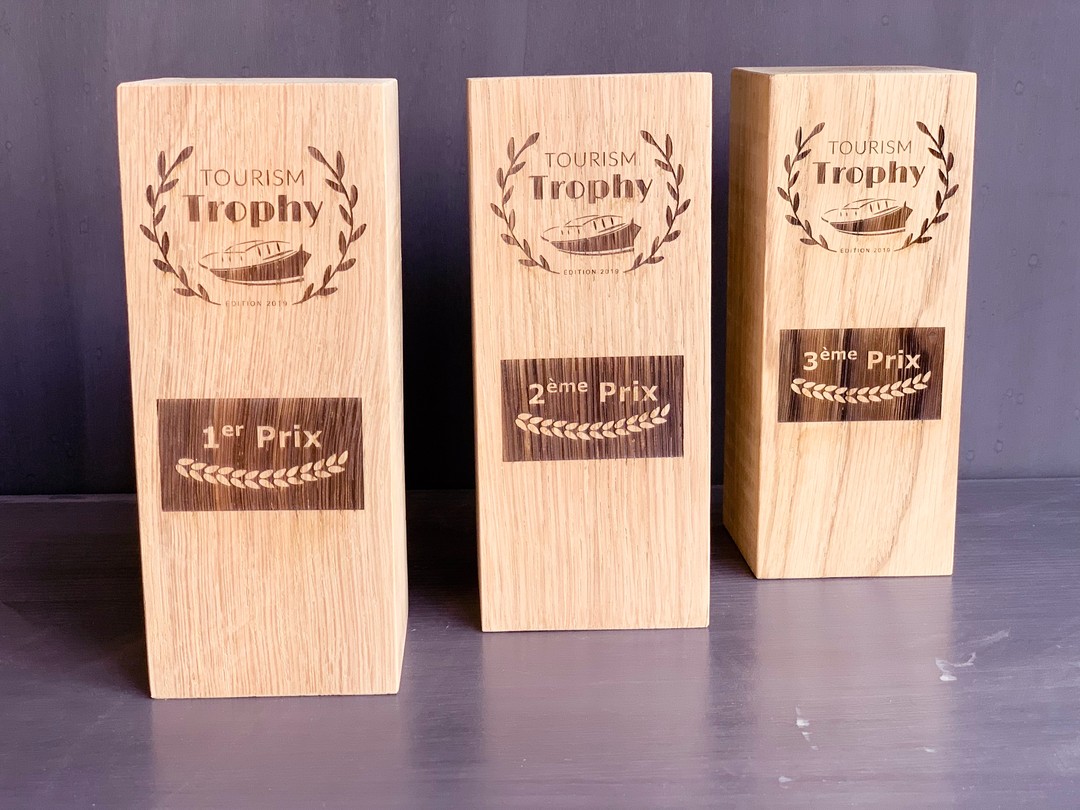 trophées en chêne massif gravés par laser pour 3B voyages dans le cadre du Tourim Trophy en 2019