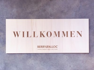Panneau signalétique et invitations en bois pour BERRY ALLOC
