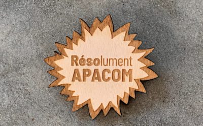 Badges sur-mesure en bois pour l’APACOM