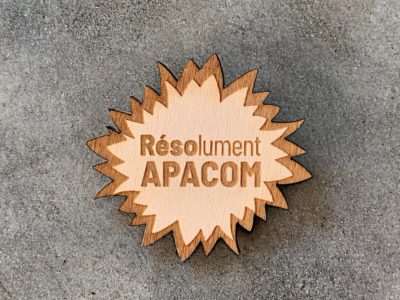 Badges sur-mesure en bois pour l’APACOM