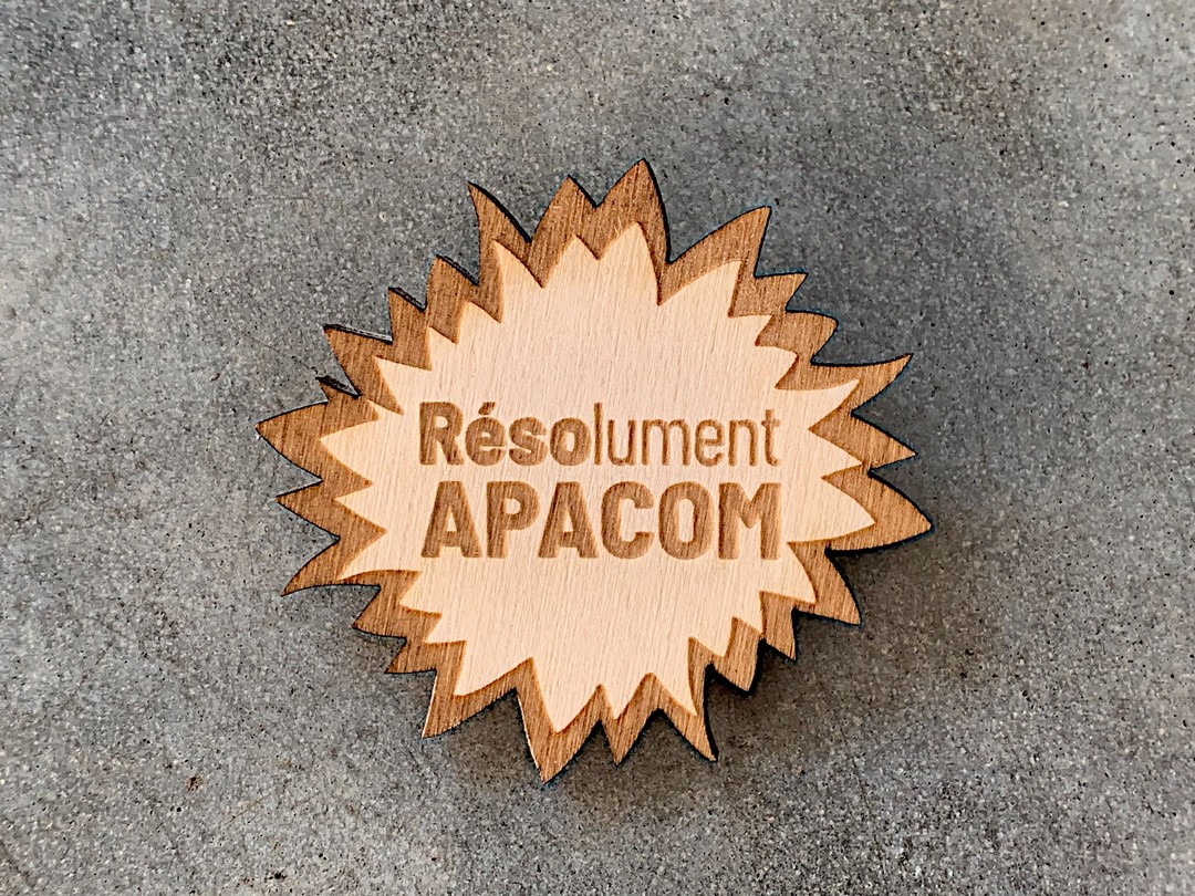 Badges en bois peuplier sur mesure par gravure et decoupe laser APACOM association professionnel communication