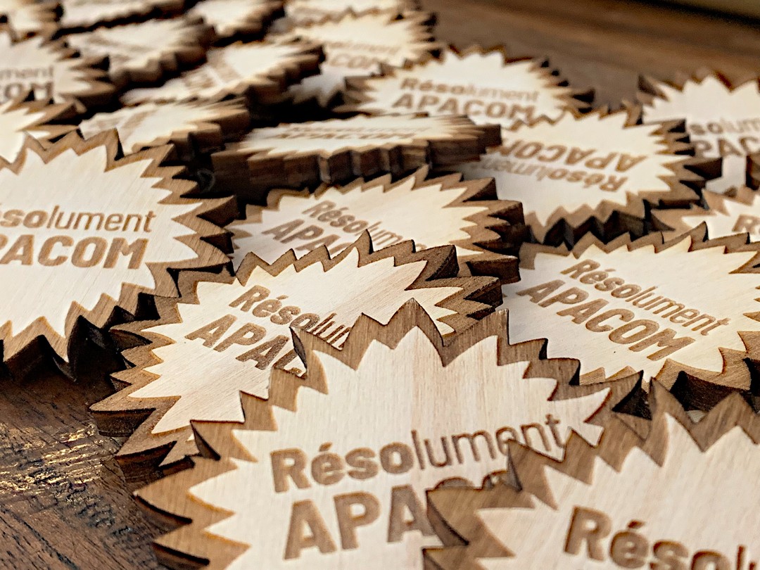 Badges en bois peuplier sur mesure par gravure et decoupe laser APACOM association professionnel communication