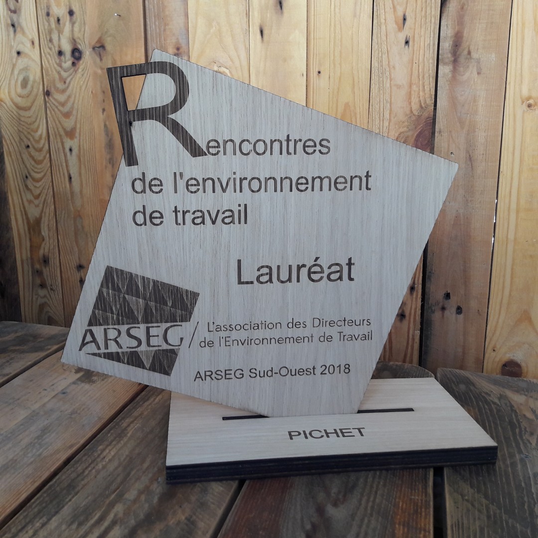 Trophée en bois massif gravé par laser pour agence regionale de santé ARS nouvelle aquitaine pour le séminaire des cadres 2016