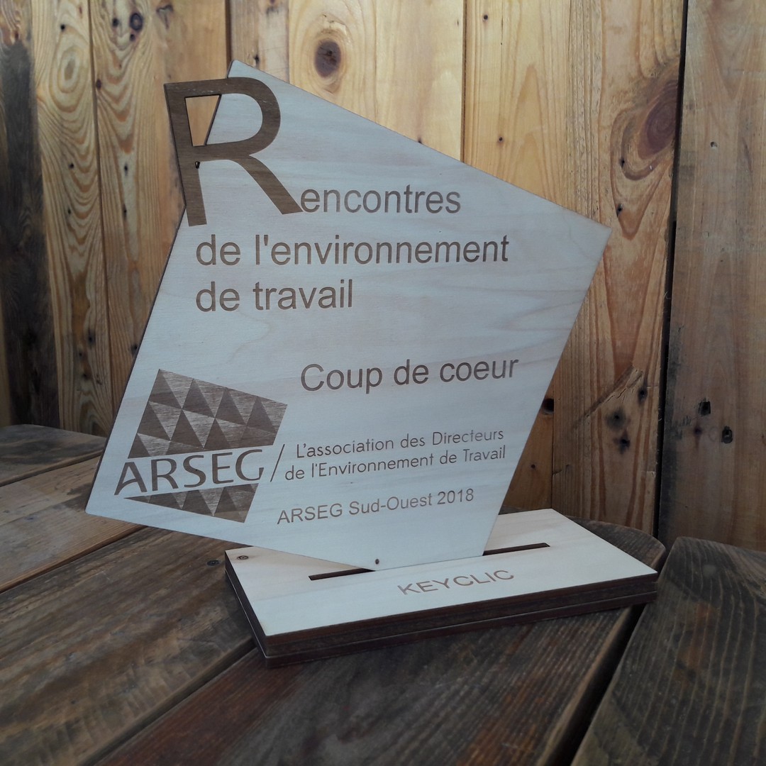 Trophée en bois massif gravé par laser pour agence regionale de santé ARS nouvelle aquitaine pour le séminaire des cadres 2016