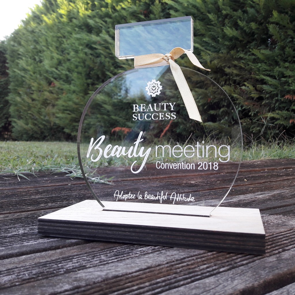 Trophée en acrylique de forme de bouteille de parfum gravé et découpé par laser et socle en chêne pour Beauty Success meeting 2018