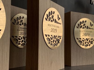 Trophée en bois réalisé pour Beauty Success