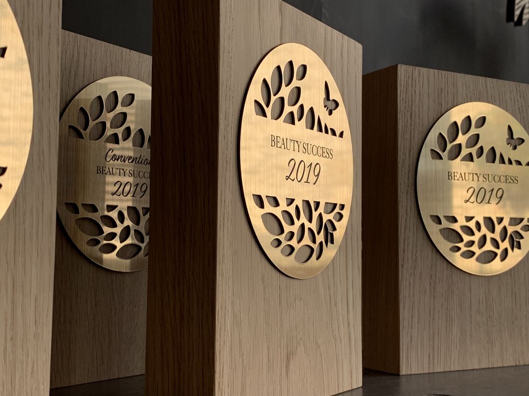 Trophée en bois chêne massif avec un médaillon en acrylique imitation or pour Beauty Success Convention