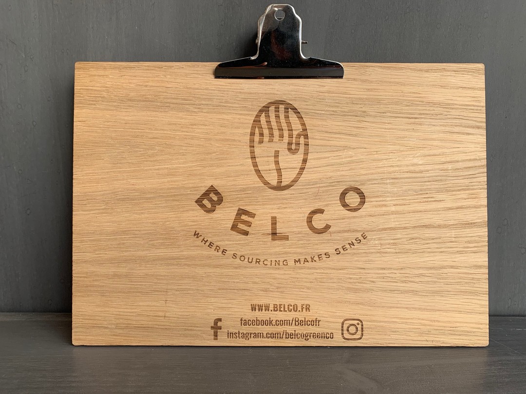 Support de dégustation en contreplaqué de chêne bois gravé laser pyrogravure pour torréfacteur Belco avec une pince imitation laiton