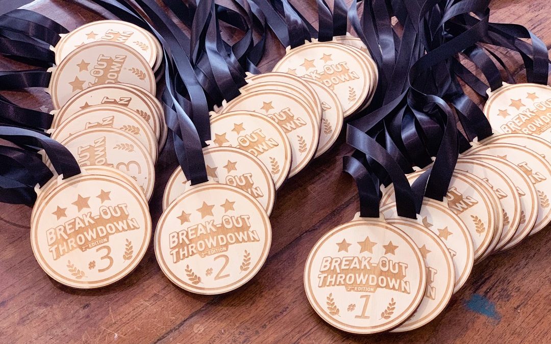 Trophées et médailles en bois pour la compétition nationale Break-Out Throwdown