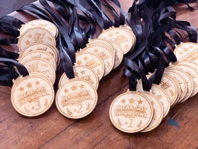 Trophées et médailles en bois pour la compétition nationale Break-Out Throwdown