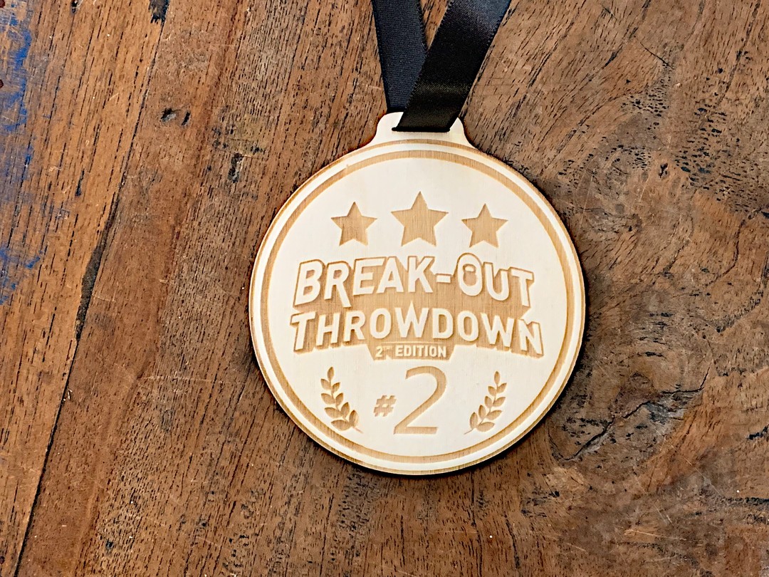 Trophées et médailles en peuplier pour le break out throwdown gravure et decoupe laser avec tour de cou satin