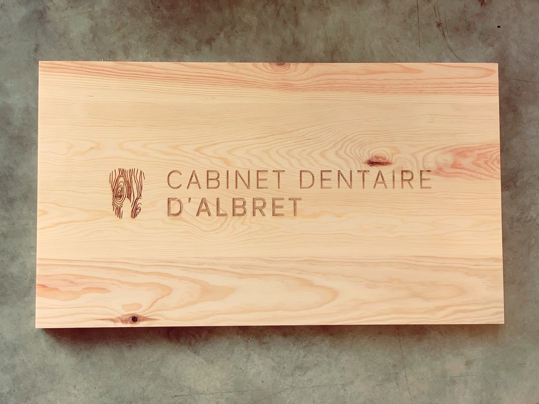 enseigne intérieure panneau signalétique en bois pin pour le cabinet dentaire d'albret gravure laser bordeaux personnalisé