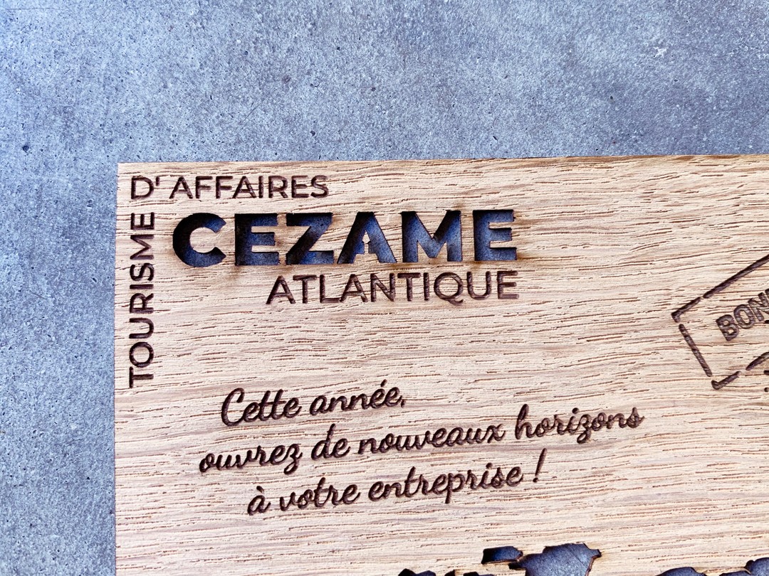 carte de voeux en placage de chêne bois gravure decoupe laser mappemonde pour cezame atlantique bordeaux