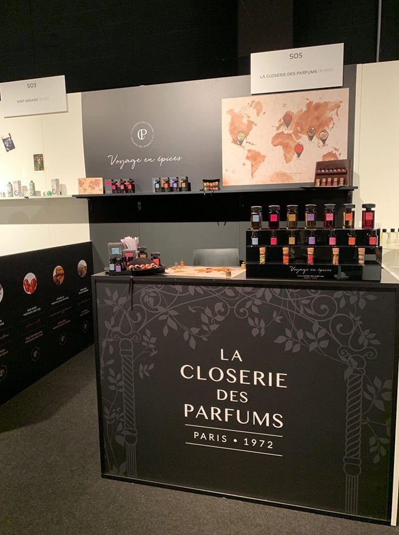 Présentoir sur-mesure pour les parfums socles closerie des parfums voyage en épices en acrylique