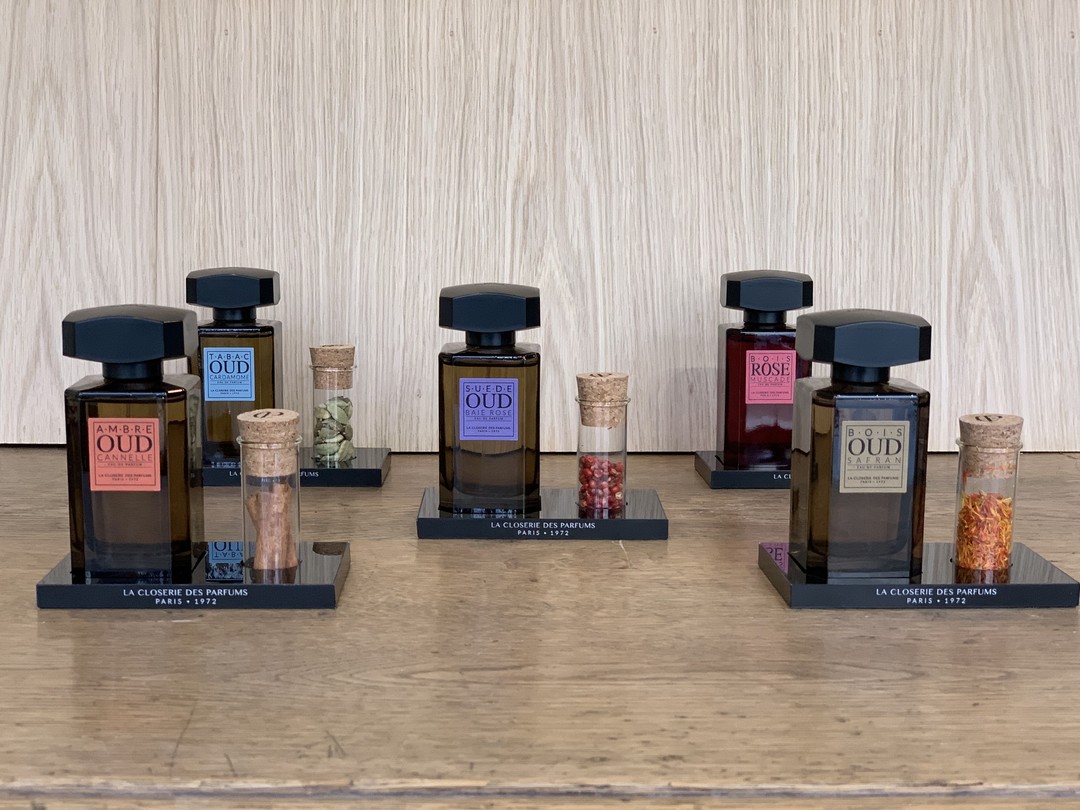 Présentoir sur-mesure pour les parfums socles closerie des parfums voyage en épices en acrylique