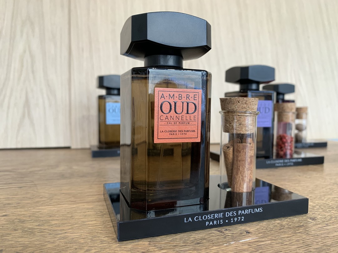 Présentoir sur-mesure pour les parfums socles closerie des parfums voyage en épices en acrylique
