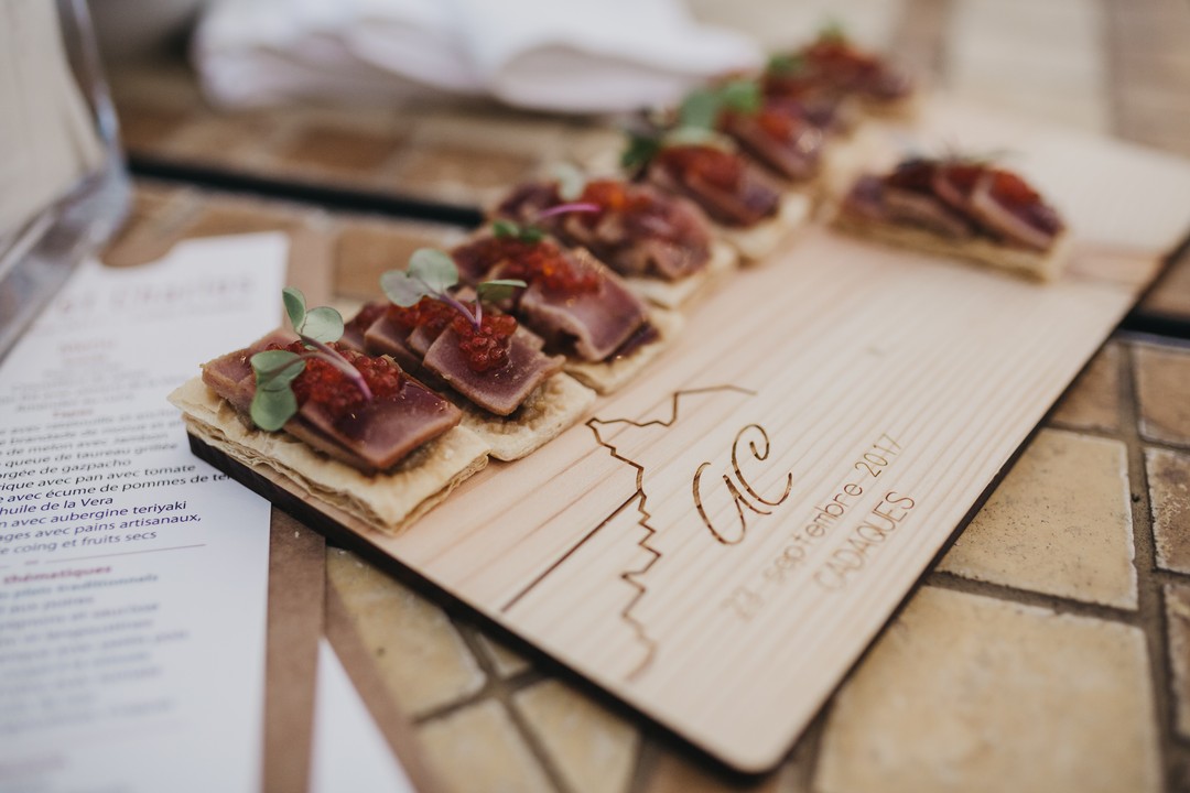 Planche de dégustation tapas en pin personnalisée par gravure et découpe laser pour cocktail évènementiel support de verre à vin