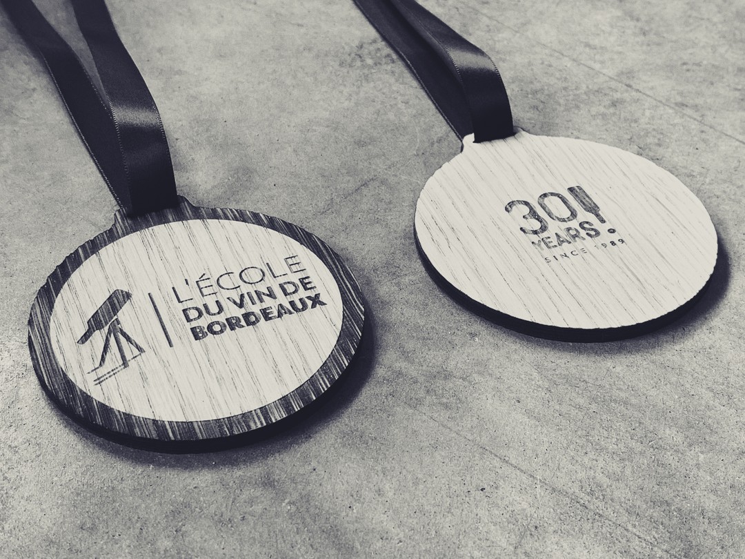 Médailles récompenses en bois contreplaqué de chêne pour les 30 ans de l'école du vin de bordeaux CIVB gravure et découpe laser