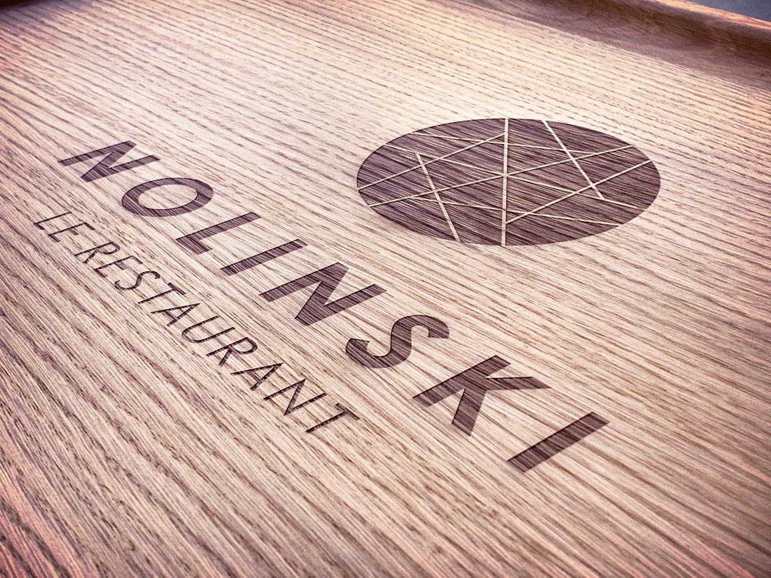 Plateaux sur-mesure en chêne massif menuisier gravure laser pour evok hotel de luxe restaurant petit dejeuner Nolinski
