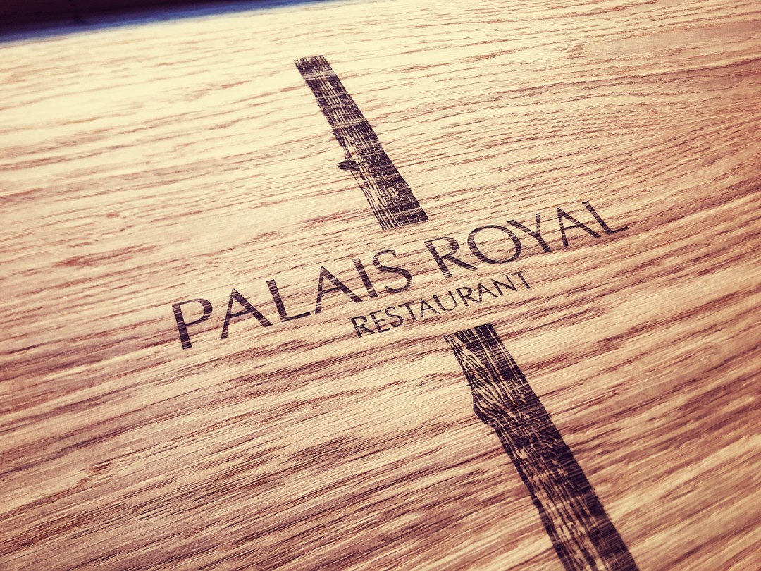 Plateaux sur-mesure en chêne massif menuisier gravure laser pour evok hotel de luxe restaurant petit dejeuner palais royal
