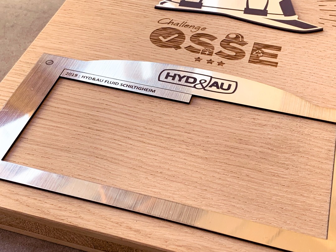 Récompenses trophées prix challenge QSSE sur bois chêne et empiècement acrylique imitation métal par gravure et découpe laser pour Hydeau