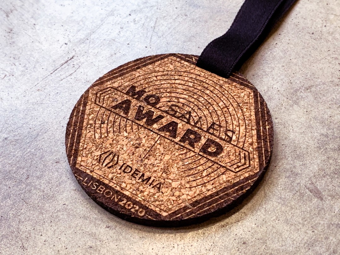 Médailles en liège gravéés et découpées par laser pour convention Idemia à lisbonne en 2020