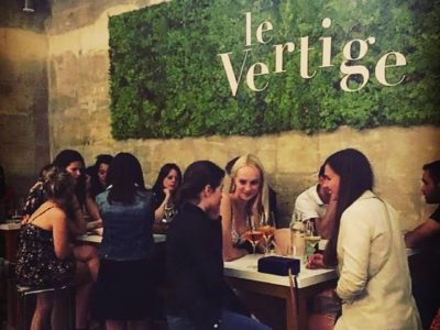 Signalétique végétalisée et enseigne extérieure pour le bar Le Vertige