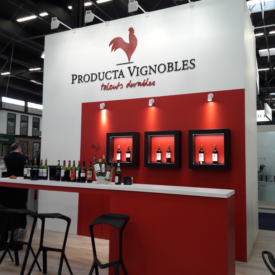 Signalétique pour stand professionnel salon en decoupe gravure laser de bois peuplier peinture ignifugée grandes dimensions pour Producta vignobles prowein