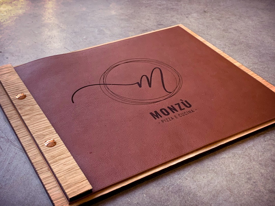 Carte porte menus sur mesure sur chêne et cuir gravé et découpé par laser pour le restaurant monzu à bordeaux vis de reliure en laiton