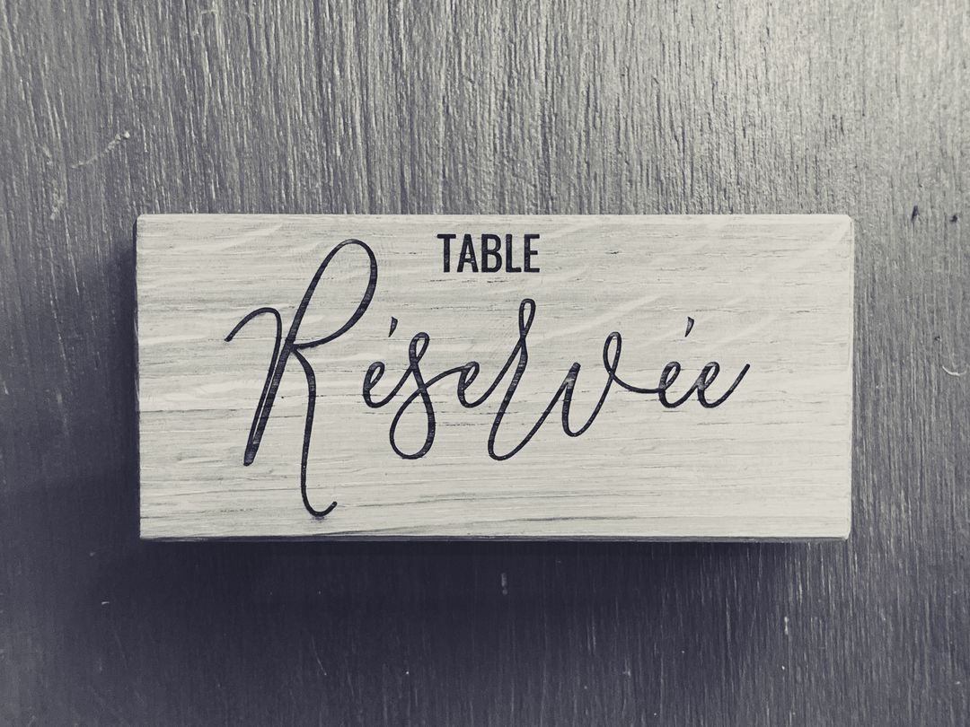support de table réservée sur chêne massif gravé et découpé par laser pour le restaurant monzu à bordeaux