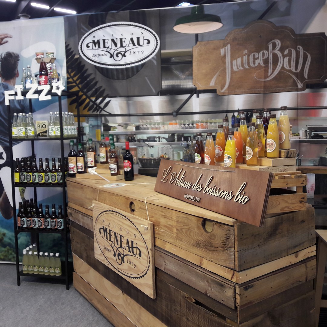 Panneau signalétique en bois brut et découpe de lettrage sur peuplier pour la fabrique de la maison Meneau artisan sirop