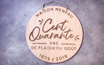 Maison Meneau – Plaque signalétique en bois pour fêter leurs 140 ans