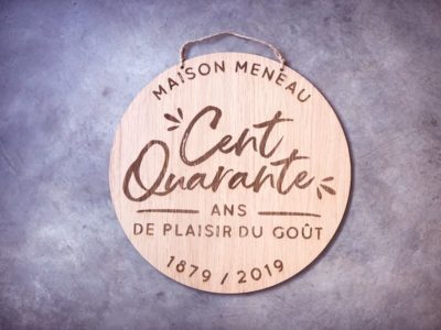 Maison Meneau – Plaque signalétique en bois pour fêter leurs 140 ans