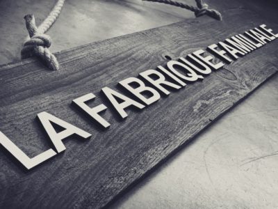 Panneau « La Fabrique Familiale » en lettrages découpés en bois – Maison Meneau