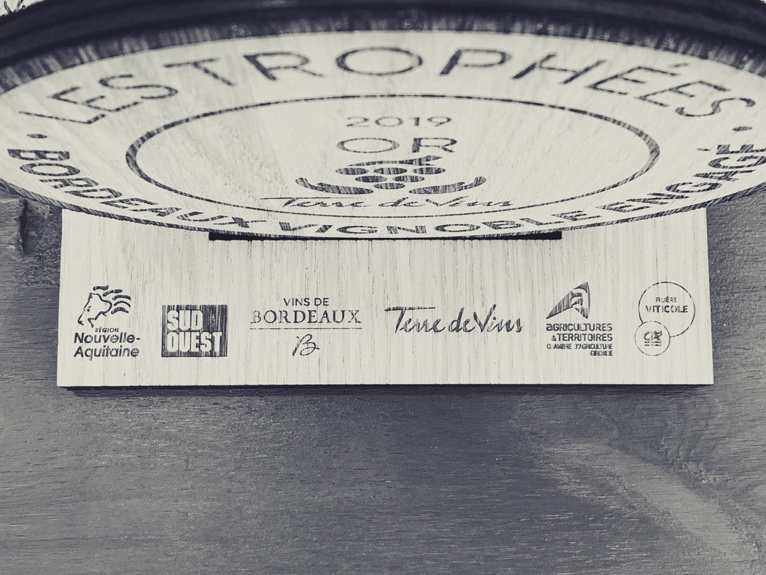 Terre-de-vins-trophée-bordeaux-vignobles-engagés-gravure-decoupe-laser-3 Trophées vignobles bordeaux engagés en bois chêne prix spécial pour magazine Terre de Vins 2019 gravure laser