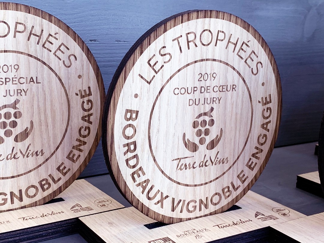 Terre-de-vins-trophée-bordeaux-vignobles-engagés-gravure-decoupe-laser-7 Trophées vignobles bordeaux engagés en bois chêne prix spécial pour magazine Terre de Vins 2019 gravure laser
