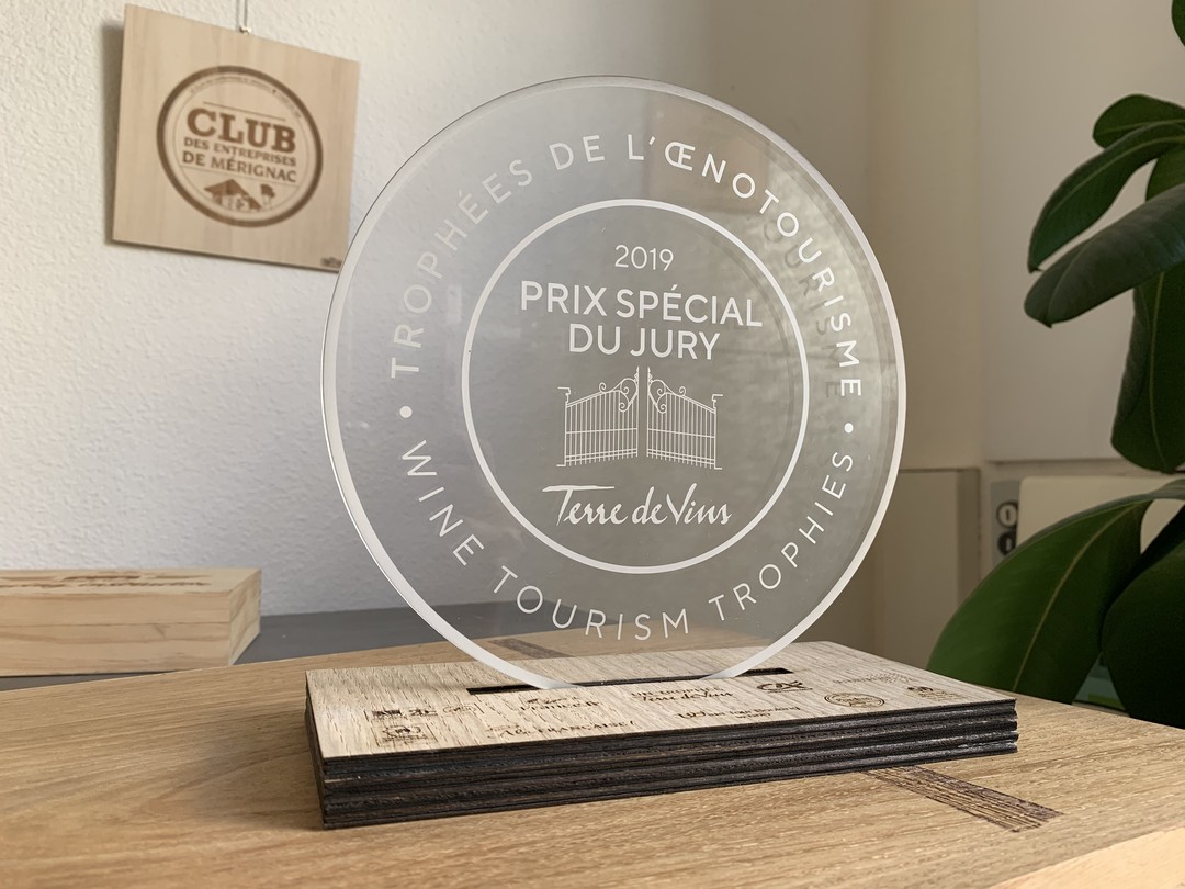 Trophées de l'oenotourisme en bois chêne et acrylique prix spécial pour magazine Terre de Vins 2019 gravure decoupe laser