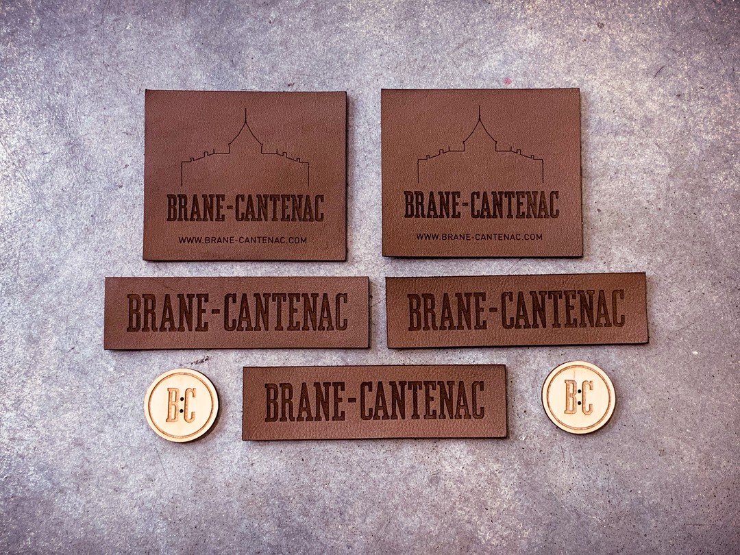 Etiquettes en cuir et boutons en bois gravés et découpés par laser pour le chateau Brane Cantenac