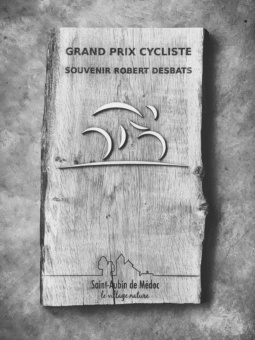 Trophée en bois massif pour le grand prix cycliste Robert Desbats Ville saint aubin de medoc gravure laser