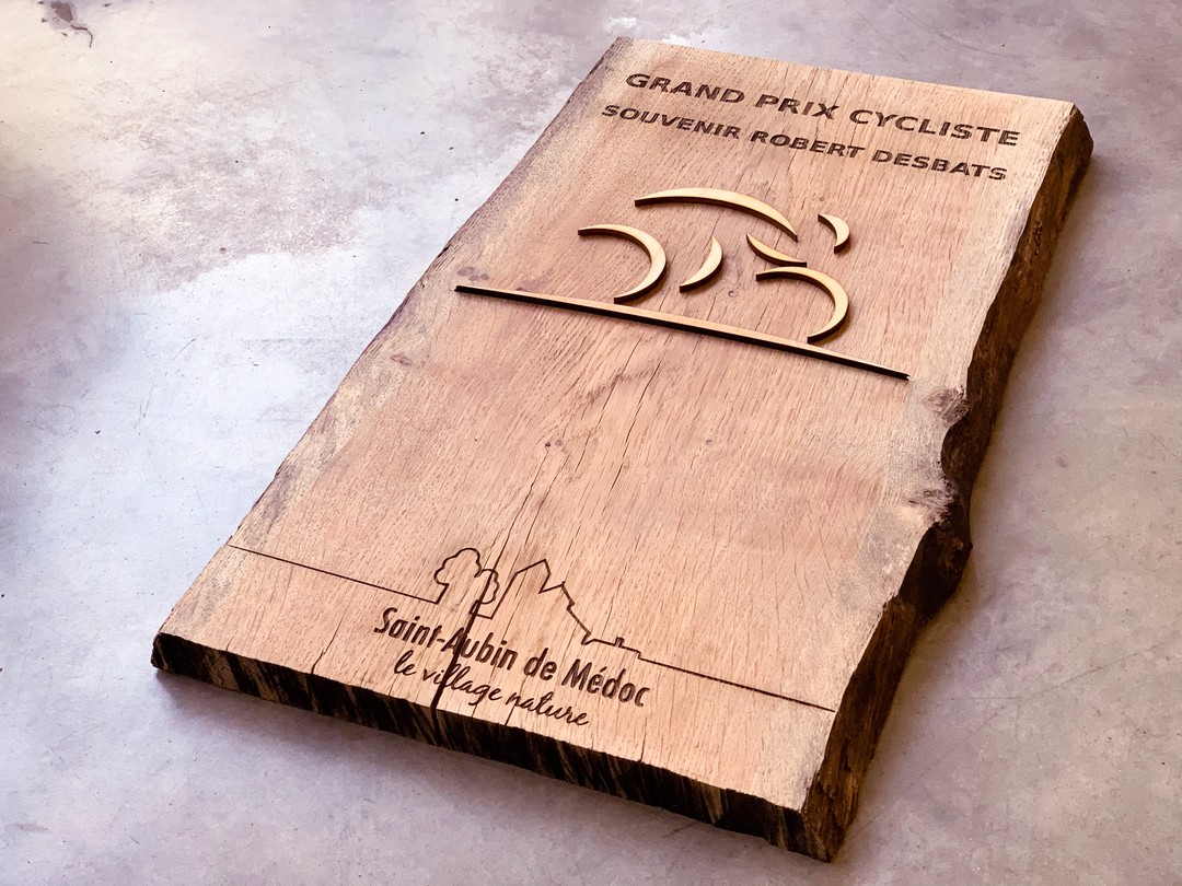 Trophée en bois massif pour le grand prix cycliste Robert Desbats Ville saint aubin de medoc gravure laser