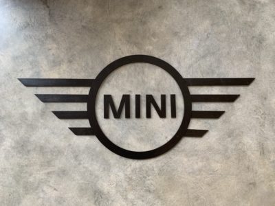 Mini Store Bayern Automobiles – Signalétique murale en bois